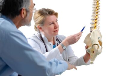 Der Arzt berät den Patienten über die Anzeichen einer Osteochondrose der Brustwirbelsäule