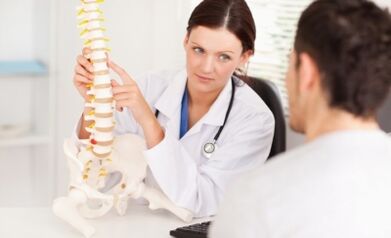 Der Arzt informiert den Patienten über die Stadien der thorakalen Osteochondrose und ihre Manifestationen. 