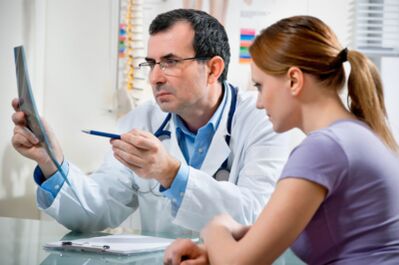 Wenn die ersten Anzeichen einer Osteochondrose der Brustregion auftreten, wird empfohlen, sofort einen Arzt aufzusuchen. 