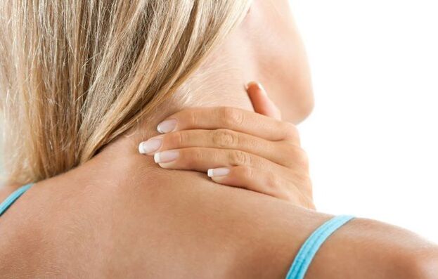Schmerzen in der Mitte von Kopf und Hals, eines der Symptome der zervikalen Osteochondrose