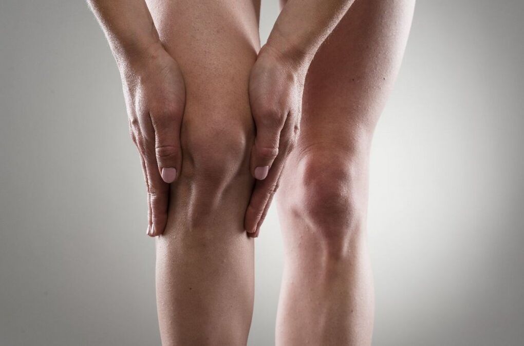 Das erste Symptom einer Knie-Arthrose sind Knieschmerzen. 